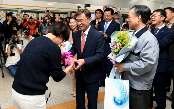 정하영 시장이 김포골드라인 첫 탑승객에게 선물을 주고 있다.(김포시제공) / 더 김포