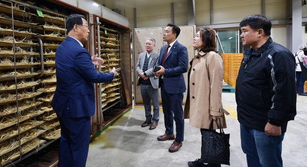 김포시의회 도시환경위원회 의원들이 김포파주인삼농협유통센터 가공시설을 둘러보고 있다.(김포시의회제공) / 더 김포