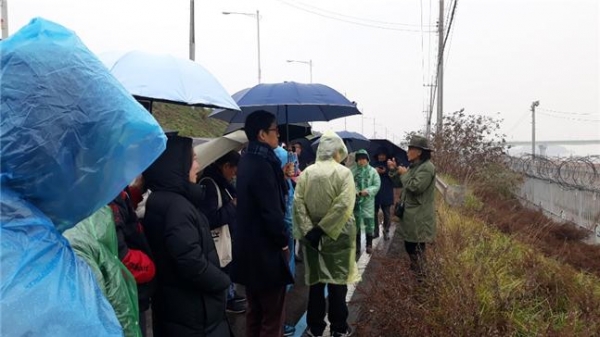 (사)한국야생조류보호협회 윤순영 이사장이 김포청소년영화제 개막식에 참석한 영화인들과 함께 김포 곳곳의 희귀야생조류 서식지에 찾아가 대해 김포의 생태자연환경에 대해 설명하고 있다.(사진제공=김포청소년영화제조직위원회)