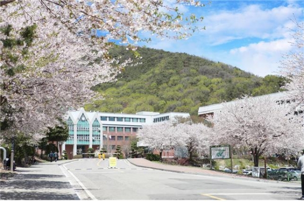 김포대학교는 코로나19 여파로 취소된 신입생 OT를 디지털플랫폼을 활용해 컴퓨터, 태블릿, 모바일을 통해 3월중 진행키로 했다.