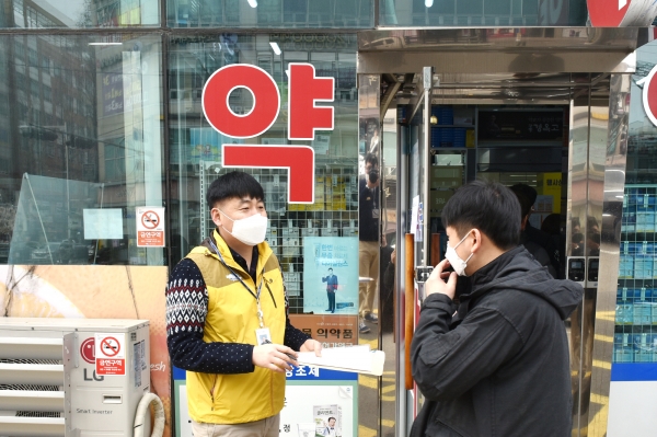 김포시가 직원들을 파견해 약국, 우체국, 농협의 마스크 공적 판매를 지원, 모니터링하고 있다고 밝혔다. 사진은 9일 오전 김포시 사우동의 한 약국 모습.