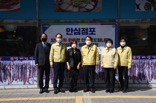 ?김덕천 비서실장과 최병갑 부시장, 강희숙 보건소장 등 김포시청 간부들이 20일 안심점포를 방문해 식사하고 응원했다.〈사진=김포시〉