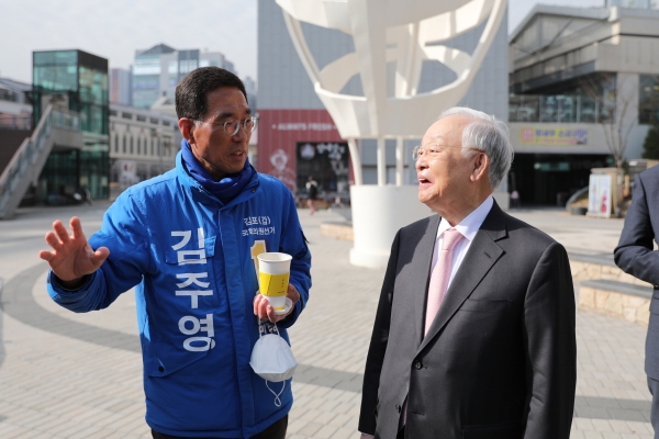 김주영 더불어민주당 김포시갑 국회의원 후보는 26일 손경식 한국경총 회장을 만나 방송·영상산업 등 창조형 미래 산업단지로 구성될 한강시네폴리스에 대한 관심과 산업 협력을 제안했다.