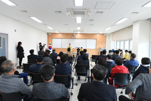 정하영 김포시장과 정부합동지원단 단장이 10일 오후 고촌읍 행정복지센터 회의실에서 김포 ‘라마다앙코르 김포호텔' 외국인 임시생활시설 지정과 관련해 설명회를 갖고 주민대표들에게 이해와 협조를 구했다.