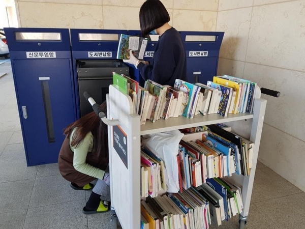 장기도서관 무인반납기 도서 정리장면. [사진제공=장기도서관]