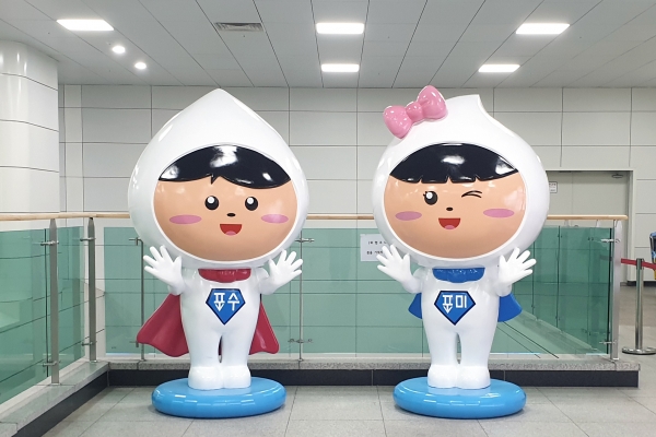 도시철도 김포골드라인 김포공항 환승구역에 설치된 김포시 에스엔에스 캐릭터 포수, 포미의 모습