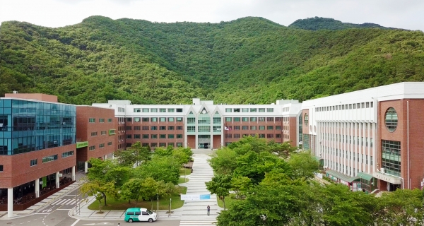 김포대학교 정상화를 위한 김포시민대책위원회는 2일 성명을 내고 총장 퇴진과 부총장 임명 철회, 교육부 종합감사 등 3개항을 요구하는 한편 교육부 감사를 위한 시민 서명운동을 벌여나가겠다고 밝혔다.