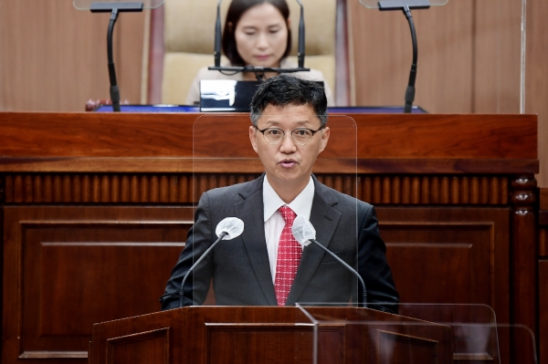 박우식 김포시의원이 7일 5분 자유발언을 통해 '공직자 퇴직후  산하기관 취업 제한' 공약 실천에 대한 정하영 시장의 입장 표명을 요구하고 있다.