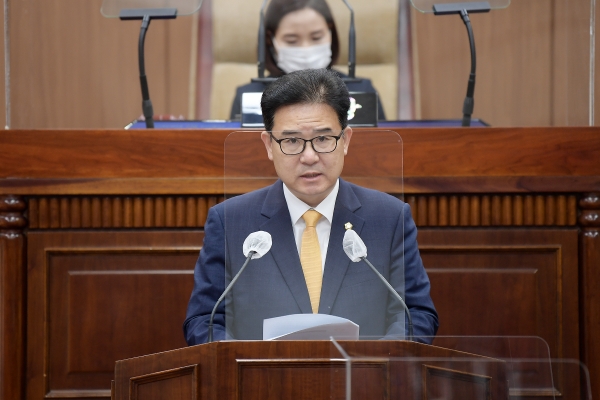 김인수 김포시의회 부의장이 제안 설명을 하고 있다.