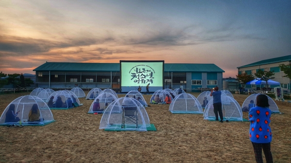 영화 상영 전, 초청된 연주가 김진택, 이준서의 연주를 감상하고 있는 관객들 (사진제공-김포청소년영화제조직위원회)