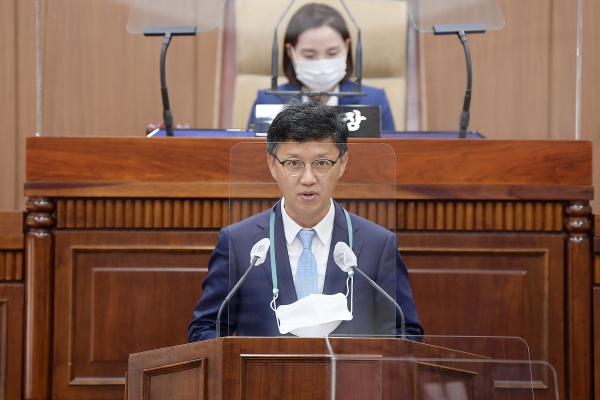 박우식 김포시의회 의원이 5분 자유발언을 통해 호수공원과 가마지천, 구래동 문화의 거리를 연계해 개발하자고 제안했다.