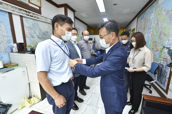 김포시 부동산 중개사무소, QR코드 스티커 붙어있거나 명찰 착용하고 있으면 “안심 중개업소” ⓒ김포시 제공