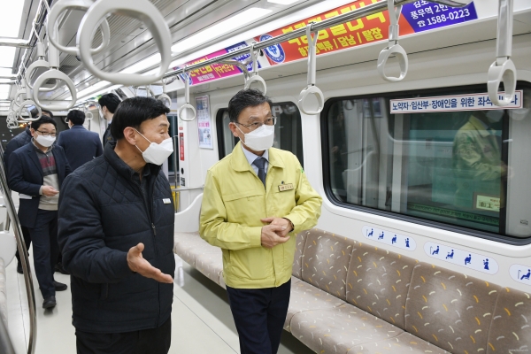 도시철도 김포골드라인 방역현장 점검 중인 정하영 김포시장