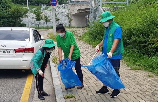 가을맞이 환경정화 활동 실시한 마산동 새마을부녀회