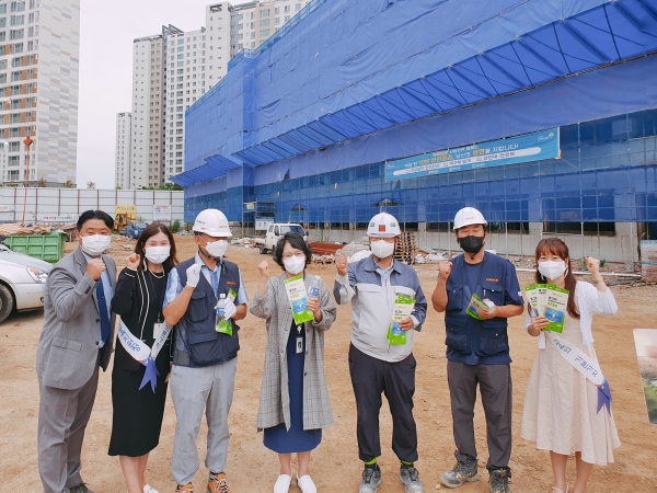 김포교육지원청 학교 신축현장 찾아 청렴 마스크 및 청렴수 전달