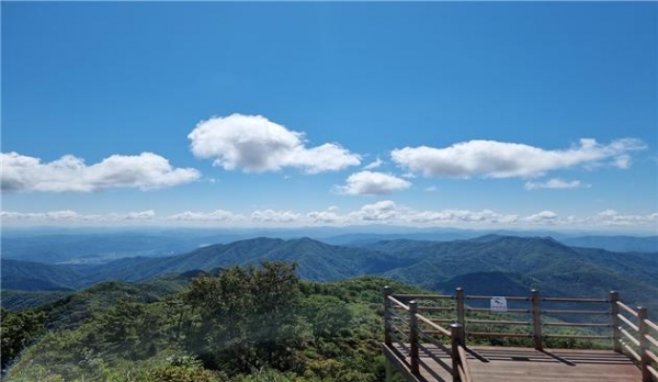 연인산 정상에서 바라본 경관