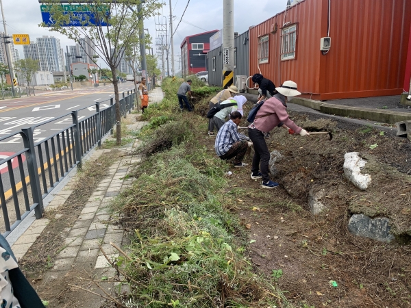 장기동 주민자율청결봉사대 옹주물로 제초작업 펼쳐