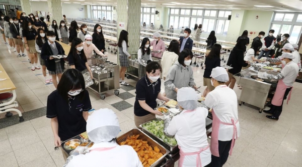 학교급식실 점심시간