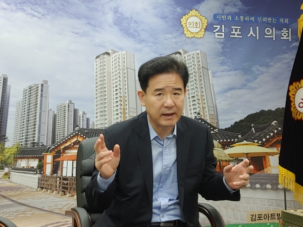 김인수 김포시의회 의장이 기자들의 질의에 답하고 있다. (사진=이상엽 기자)