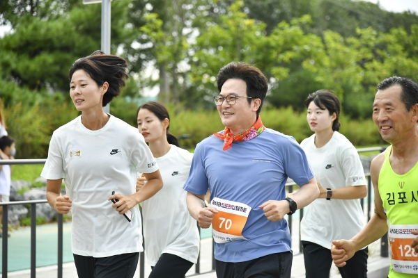 김병수 김포시장이 지난 9월18일 제10회 김포한강마라톤대회에 참석해 오세란 시청 소속 여자 육상선수 겸 코치와 페이스메이커로 호흡하며 5km 마라톤을 진행하는 모습.