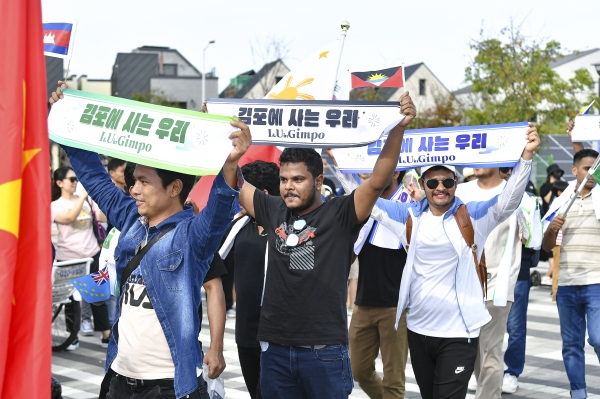 지난 9월 24일 김포에서 열린 세계인 큰잔치에서 김포거주 이주민들이 ‘김포에 사는 우리’ 슬로건을 들고 행진하고 있다.