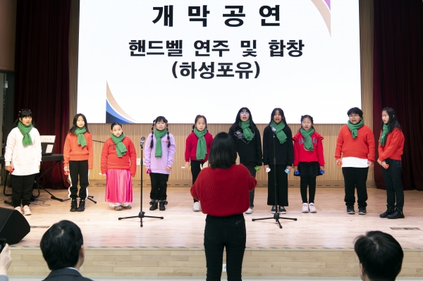 핸드벨 연주 및 합창 공연을 진행중인 이주 청소년들.