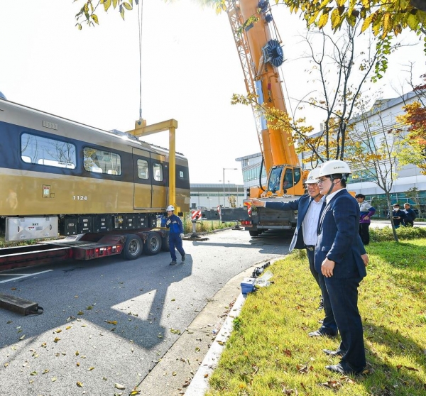 김병수 김포시장이 지난 10월 27일 증차된 골드라인의 첫 번째 편성차량 현장점검에서 관계자들과 골드라인 증차사업에 대해 논의하고 있다.