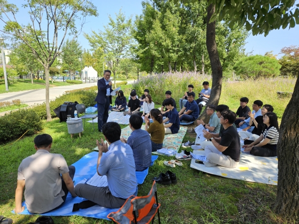 지난해 9월 한강중앙공원에서 개최된 맞춤형 청렴교육 ‘모이자 청렴한마당 교육’에서 이기욱 감사담당관이 공원관리과, 클린도시과, 도로관리과 전 직원이 참석한 가운데 강의를 진행하고 있다. 가운데 강연자가 이기욱 감사담당관.