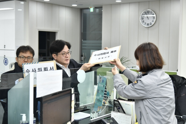 김병수 김포시장과 유세연 김포시청 공무원노동조합위원장이 13일 김포경찰서를 찾아 공무원 사망과 관련, 수사 의뢰서를 제출했다.