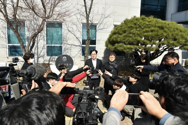 김병수 김포시장과 유세연 김포시청 공무원노동조합위원장이 13일 김포경찰서를 찾아 공무원 사망과 관련, 수사 의뢰서를 제출했다.