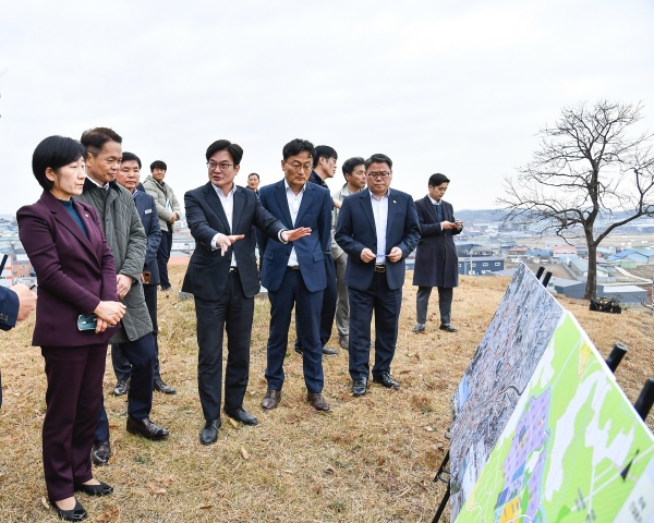 작년 11월 22일 김병수 김포시장이 거물대리 일원 ‘김포 환경재생 혁신복합단지 조성사업’ 부지를 방문한 한화진 환경부 장관과 현장을 살피고 있다.