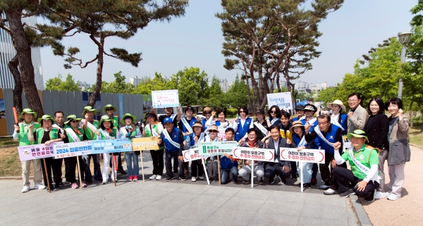 김병수 김포시장이 참가자들과 함께 제327차 안전점검의 날 캠페인 기념촬영을 하고 있다.